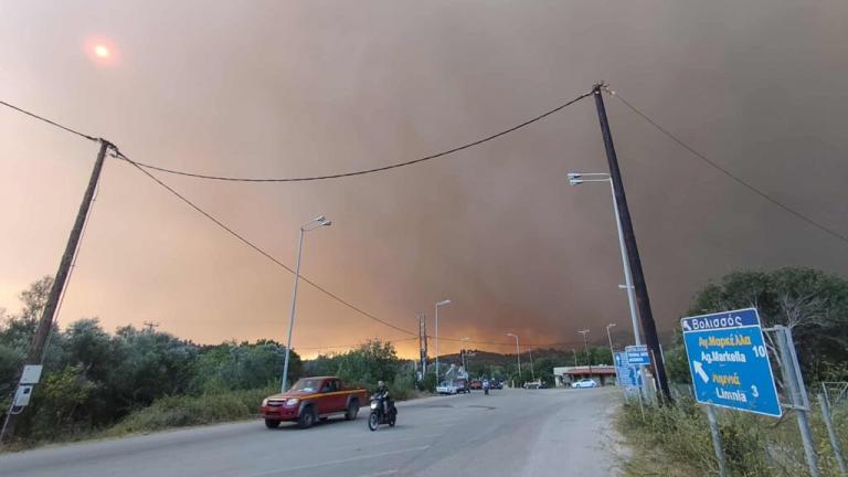 Πυρκαγιά στην Χίο: Απειλούνται χωριά — Εκκένωση με πλωτά μέσα
