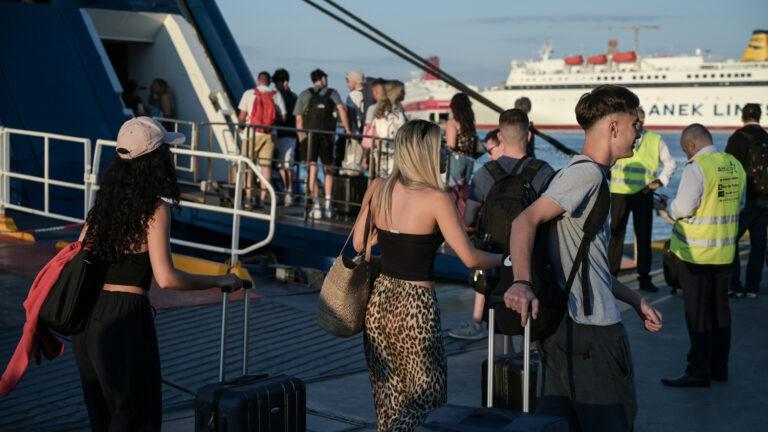 Αδειούχοι Αυγούστου: «Απόβαση» στα νησιά – Κατά κύματα η έξοδος από τα Διόδια