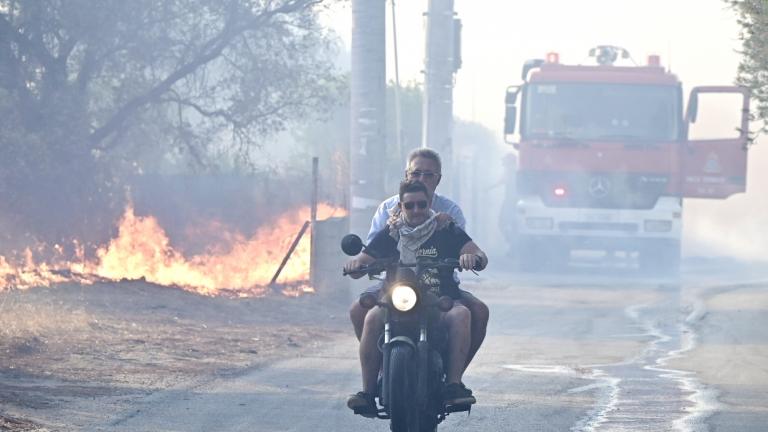 Πύρινη κόλαση στην Κερατέα: Ένας νεκρός, καίγονται σπίτια, εκκενώνονται οικισμοί - Τεράστια μάχη των πυροσβεστικών δυνάμεων
