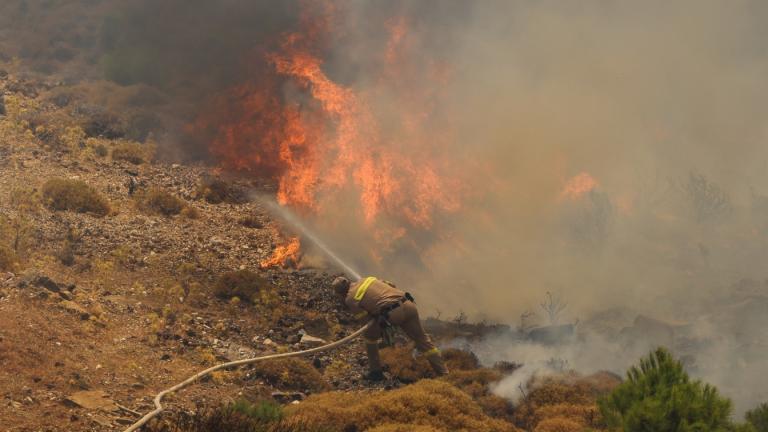 Σε πύρινο κλοιό αρκετές περιοχές της χώρας — Εικόνες από τα πύρινα μέτωπα της καταστροφής