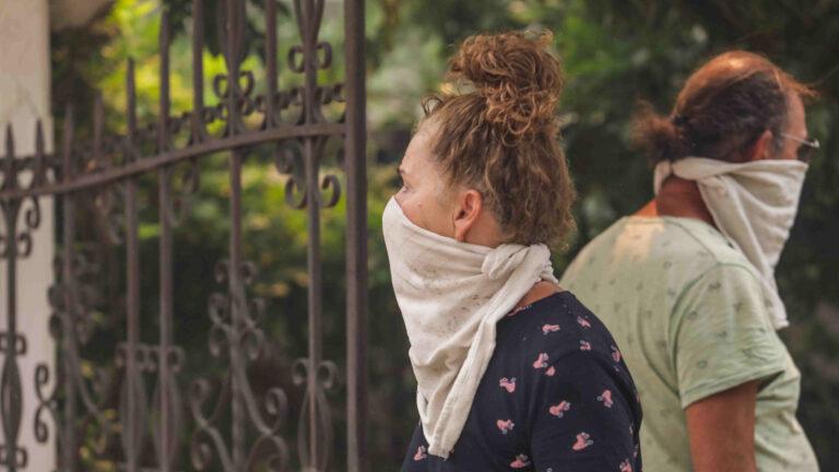 Οι επικίνδυνες επιπτώσεις των πυρκαγιών στην υγεία – Μόνο η μάσκα covid προστατεύει από τα μικροσωματίδια