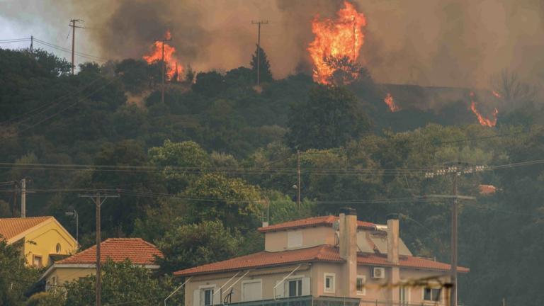 Πυρκαγιές: Μαίνονται τα πύρινα μέτωπα σε Αχαΐα, Πρέβεζα και Χίο – Διαδοχικά 112 για εκκενώσεις οικισμών