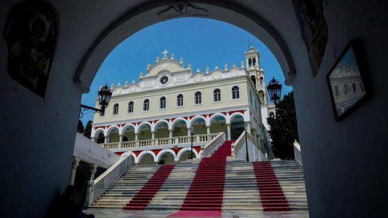 Δεκαπενταύγουστος: Η καρδιά της Ορθοδοξίας χτυπά στο νησί της Μεγαλόχαρης, στην Τήνο