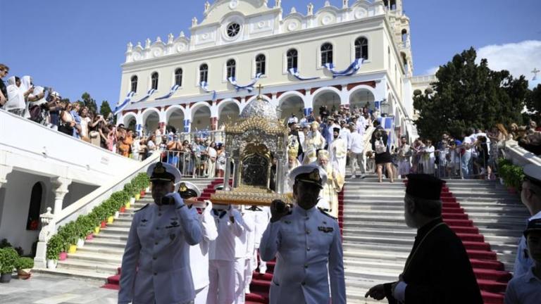 Με κατάνυξη και λαμπρότητα ο εορτασμός του Δεκαπενταύγουστου σε όλη τη χώρα - Επίκεντρο η Τήνος