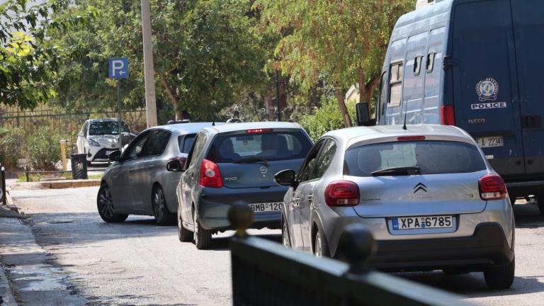Η στιγμή που μεταφέρονται στον εισαγγελέα οι έξι υπήκοοι Τουρκίας, που συνελήφθηκαν, κατηγορούμενοι για παράβαση των νόμων για όπλα και ναρκωτικά.