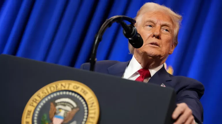 DONALD TRUMP 