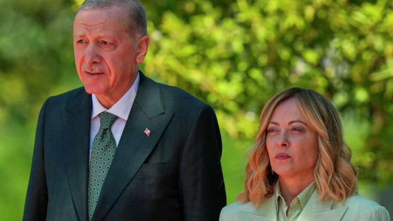 Με «θολή» ατζέντα πραγματοποιείται σήμερα η συνάντηση Κορυφής Τουρκίας - Ιταλίας - Λιβύης, με τη συμμετοχή Ερντογάν, της Τζ. Μελόνι και του Πρωθυπουργού της Τρίπολης Α. Ντμπεϊμπά.