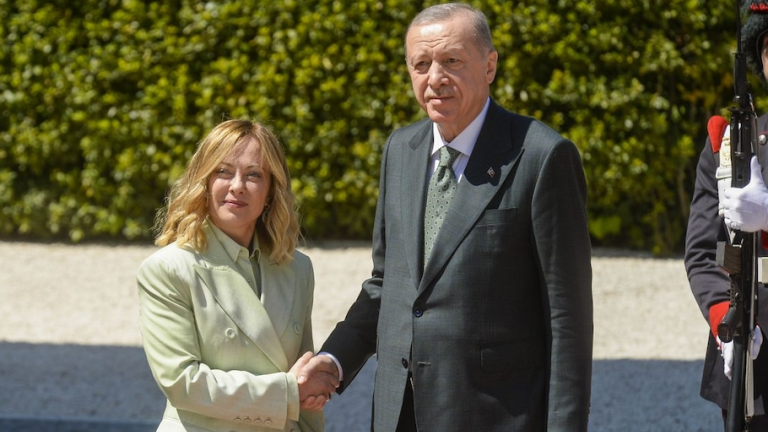 Στην Τουρκία η Μελόνι, με το βλέμμα στραμμένο στη Λιβύη: Το «σχέδιο Ματέι» και η «γαλάζια πατρίδα» 