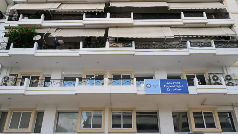 Νεκρό κοριτσάκι στο Παλαιό Φάληρο: Βρέθηκαν κηλίδες αίματος στο μπάνιο του διαμερίσματος – Τι εξετάζουν οι Αρχές