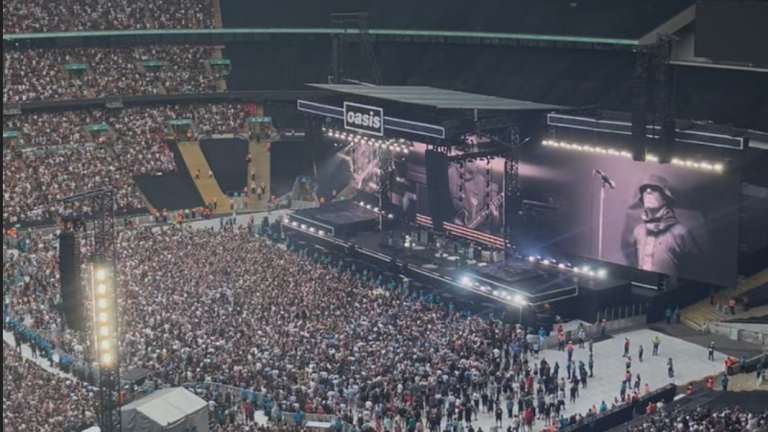 Λονδίνο: Άνδρας έχασε τη ζωή του μετά από πτώση σε συναυλία των Oasis στο Γουέμπλεϊ