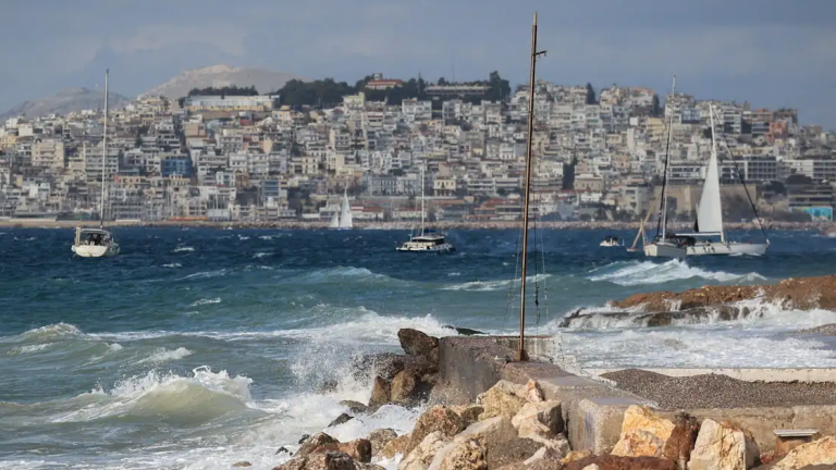 Πτώση της έντασης των ανέμων σε αρκετές περιοχές – Παραμένουν τα μελτέμια στο Αιγαίο