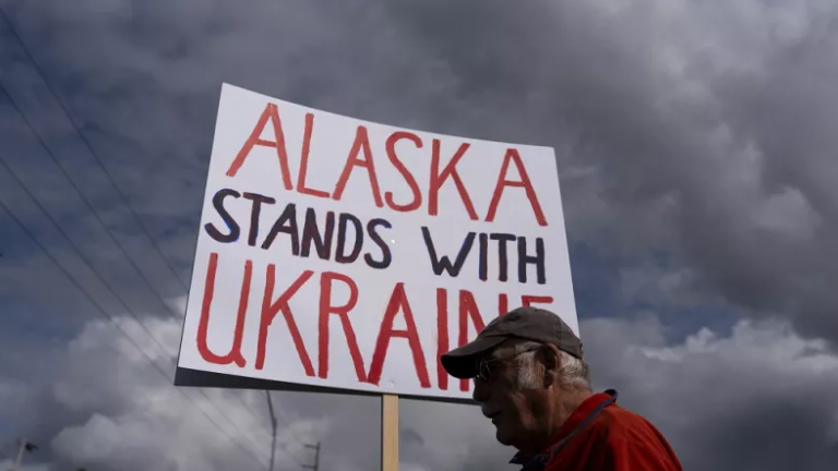 Διαδηλώσεις στο Άνκορατζ πριν τη συνάντηση Τραμπ - Πούτιν: «Η Αλάσκα είναι στο πλευρό της Ουκρανίας»