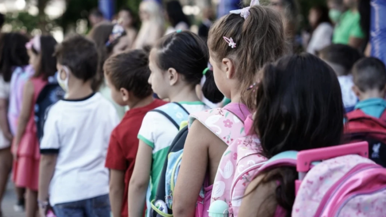 Πληγή το δημογραφικό: Μέσα σε 13 χρόνια μειωθήκαμε κατά 500.000 άτομα — «Καταρρέουν» οι γεννήσεις