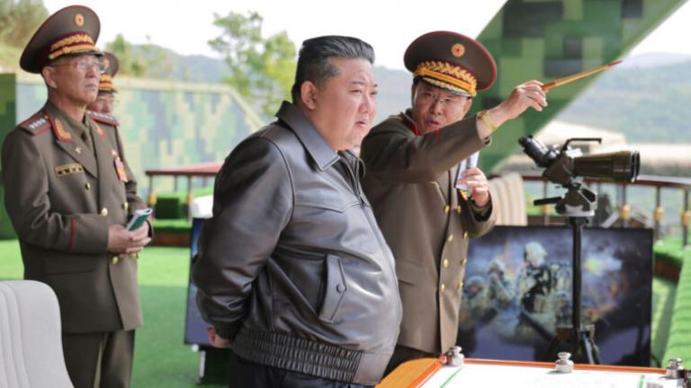 Η Βόρεια Κορέα δοκιμάζει δυο «νέους» πυραύλους αντιαεροπορικής άμυνας υπό την επίβλεψη του Κιμ Γιονγκ Ουν