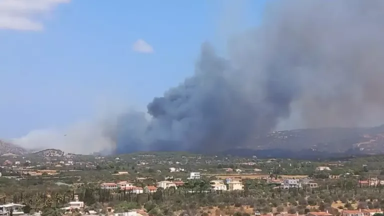 Πυρκαγιά στην Κερατέα: Μάχη με τις φλόγες εν μέσω πολύ ισχυρών ανέμων - Εκκενώνονται δύο οικισμοί 