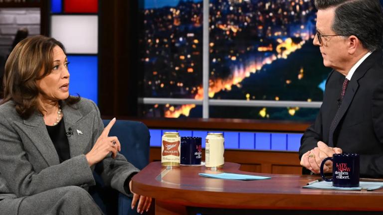 ΗΠΑ: Η Κάμαλα Χάρις υποστηρίζει ότι η αμερικανική δημοκρατία είναι διαλυμένη