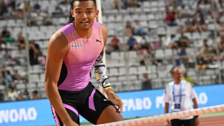 Σπουδαίος Εμαμνουήλ Καραλής: «Πέταξε» στα 6.08 καταρρίπτοντας το πανελλήνιο ρεκόρ