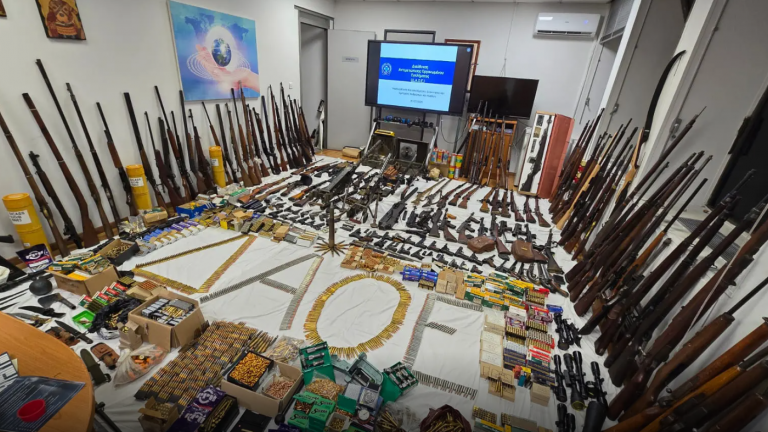 Κιάτο: Πάνω από 170 όπλα, σπαθιά και πυρίτιδα στο σπίτι του απόστρατου που συνελήφθη