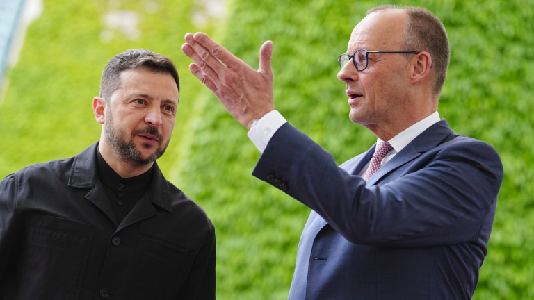 Reuters: Ο Ζελένσκι στο Βερολίνο για κρίσιμη τηλεδιάσκεψη με Τραμπ και Μερτς πριν τη σύνοδο στην Αλάσκα