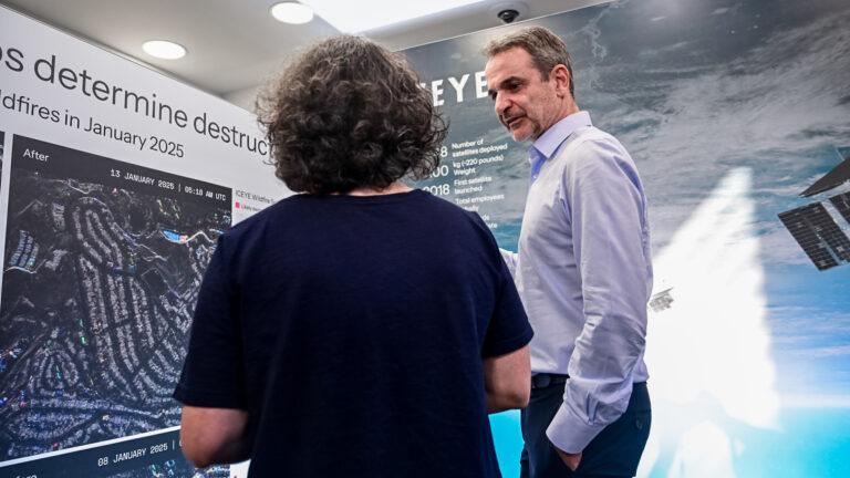 Eπίσκεψη Μητσοτάκη στην ICEYE: Οι πρώτοι ελληνικοί δορυφόροι SAR σε τροχιά έως το ’25 – «Προτεραιότητα οι επενδύσεις σε άμυνα και ασφάλεια»