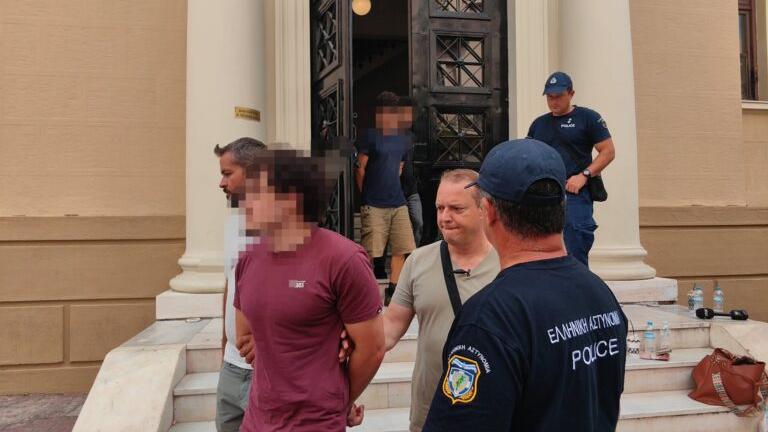 Πάτρα: Στον ανακριτή οι δύο νεαροί, 25 και 21 ετών, για τον εμπρησμό στο Γηροκομείο – Τι υποστηρίζουν