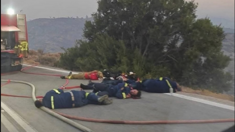 Συγκλονιστική φωτογραφία εξαντλημένων πυροσβεστών μετά την ολονύχτια μάχη με την πυρκαγιά στη Χίο