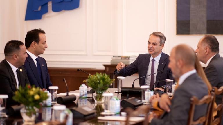 Συνάντηση Μητσοτάκη με τον γιο του Χαφτάρ: Επαναβεβαιώθηκαν οι ιστορικές σχέσεις Ελλάδας και Λιβύης, λένε κυβερνητικές πηγές 