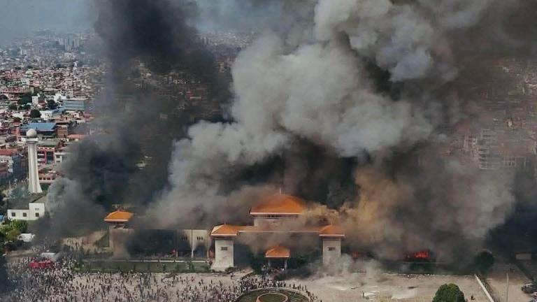 το κοινοβούλιο του Νεπάλ στις φλόγες 
