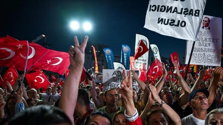 Τουρκία: Συνεχίζεται η ένταση μεταξύ αστυνομίας και υποστηρικτών του CHP μπροστά από τα γραφεία του κόμματος