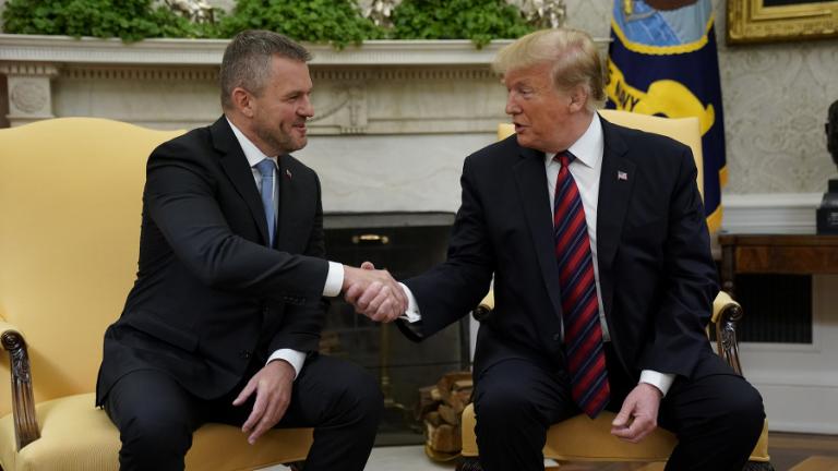 Σλοβακία: Όχι σε άμεση διακοπή ρωσικού πετρελαίου παρά τις πιέσεις Τραμπ