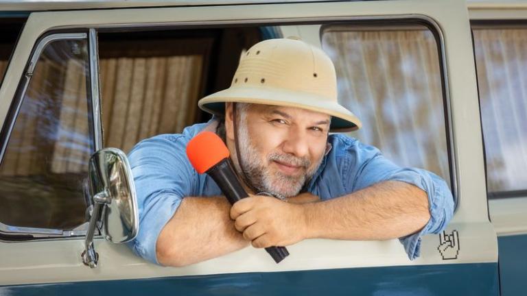 The Roadshow: Πρεμιέρα σήμερα για την εκπομπή του Γρηγόρη Αρναούτογλου με προορισμό τη Σκιάθο