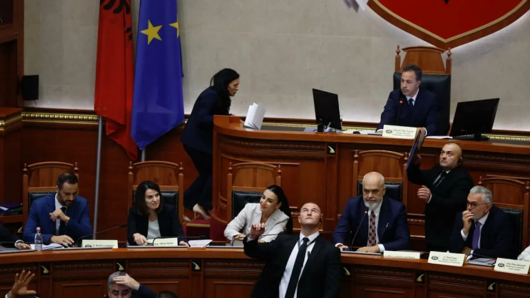 Αλβανία: Ένταση στο Κοινοβούλιο - Βουλευτές της αντιπολίτευσης πέταξαν στον Ράμα το βιβλίο του Συντάγματος