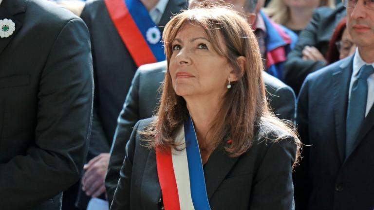 Παρίσι: Η δήμαρχος Αν Ινταλγκό κατηγορείται ότι αγόραζε επώνυμα φορέματα με χρήματα των φορολογουμένων