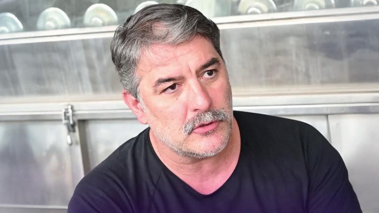 Παρουσιάστηκε στην Τροχαία ο ηθοποιός Βασίλης Μπισμπίκης: Αναζητούνταν για φθορές σε οχήματα στη Φιλοθέη