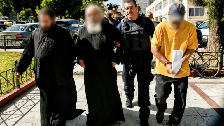 Καλάβρυτα: Στις φυλακές Κορυδαλλού και Ναυπλίου οι κατηγορούμενοι για την υπόθεση αρχαιοκαπηλίας στην Μονή Μεγάλου Σπηλαίου