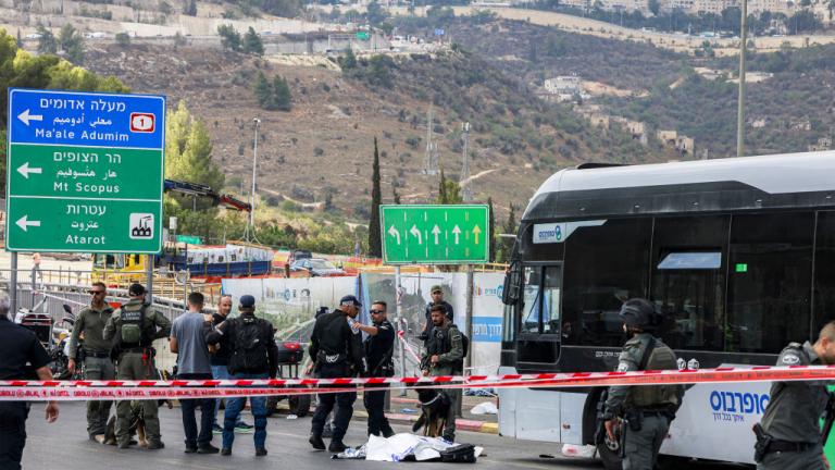 «Μεγάλης κλίμακας» τρομοκρατική επίθεση στην Ιερουσαλήμ περιγράφουν ισραηλινά ΜΜΕ, κάνοντας λόγο για τέσσερις νεκρούς και 15 τραυματίες από πυρά πυροβόλων σε τραμ και σε λεωφορείο.