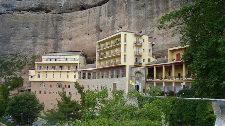 Καλάβρυτα: Συνελήφθη ηγούμενος Μονής και ο βοηθός του – Ετοιμαζόταν να πουλήσει βυζαντινές εικόνες και ευαγγέλια