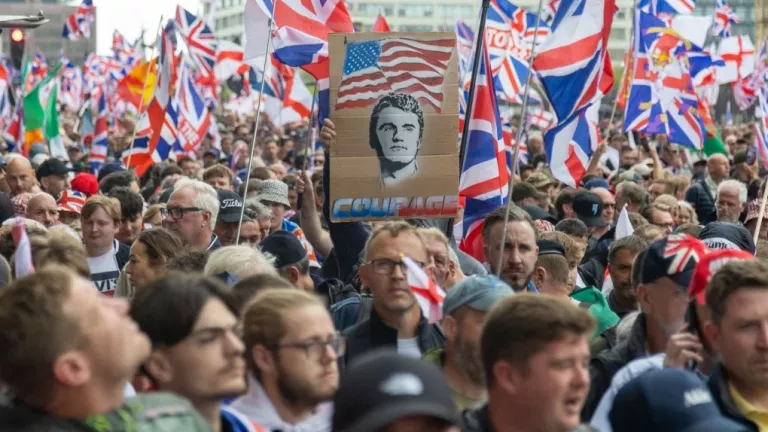 Λονδίνο: Πάνω από 100.000 άνθρωποι στην πορεία που οργάνωσε ο ακροδεξιός Τόμι Ρόμπινσον - Επεισόδια και συλλήψεις