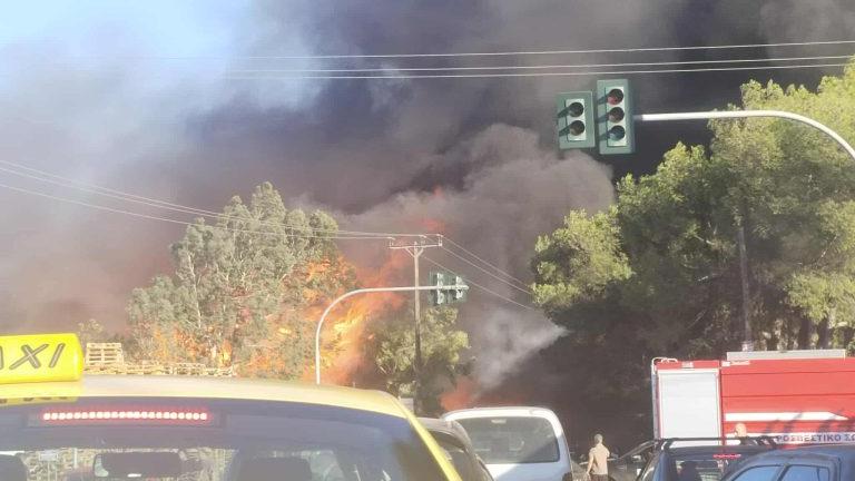 Φωτιά σε υπαίθριο χώρο επιχείρησης στο Μενίδι – Μήνυμα 112 για επικίνδυνους καπνούς