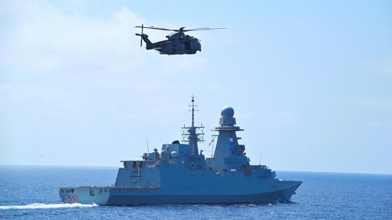 polemiko nautiko elikoptero.