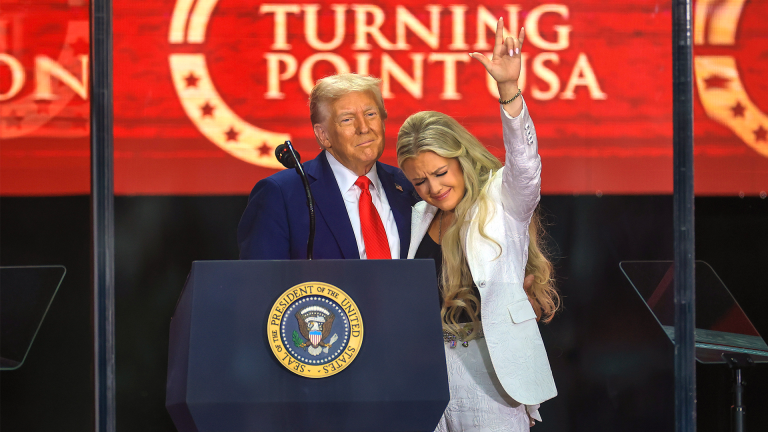 ΗΠΑ: Ο Τραμπ εξήρε τον Τσάρλι Κερκ ως «Αμερικανό ήρωα» και «μάρτυρα» στην τελετή μνήμης 