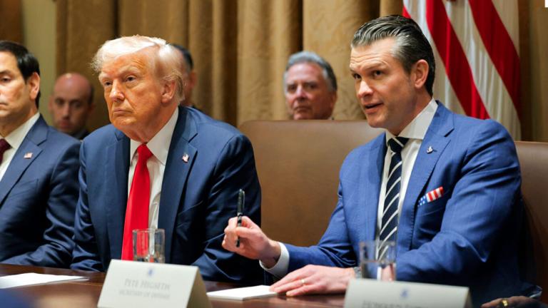 Πιτ Χέγκσεθ και τραμπ