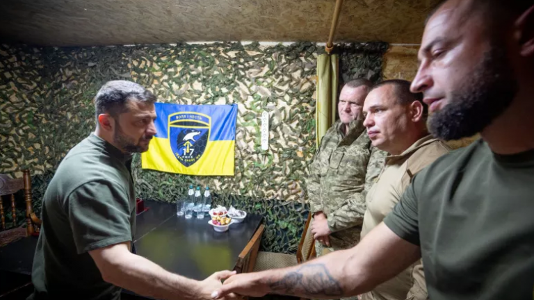 Ουκρανία: Επίσκεψη Ζελένσκι στην πρώτη γραμμή του μετώπου στο Ντονέτσκ