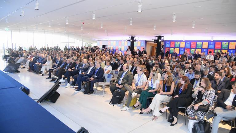 Κόσμος παρακολουθεί την ημερίδα για το Υπεύθυνο Παιχνίδι