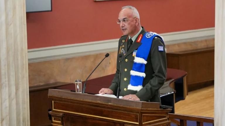 Σε επίτιμο Διδάκτορα του Τμήματος Διοικήσεως Επιχειρήσεων και Οργανισμών της Σχολής Οικονομικών και Πολιτικών Επιστημών του Εθνικού Καποδιστριακού Πανεπιστημίου Αθηνών (ΕΚΠΑ) αναγορεύτηκε χθες, στη διάρκεια λαμπρής τελετής και παρουσίας πλήθος επισήμων, ο Αρχηγός ΓΕΕΘΑ Στρατηγός Δημήτριος Χούπης