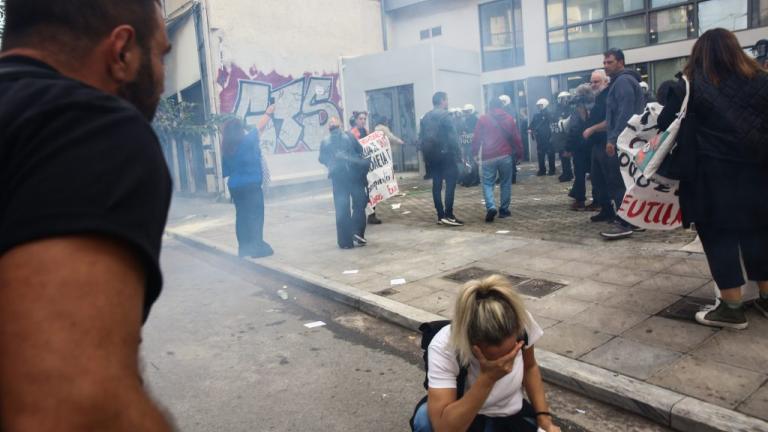 Μεταξουργείο: Επεισόδια κατά τη διαμαρτυρία εκπαιδευτικών και γονέων για τις συγχωνεύσεις σχολικών τμημάτων