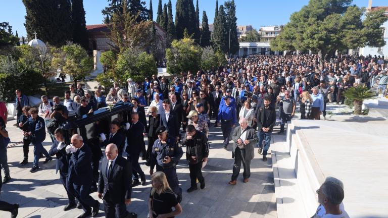 Η Ελλάδα αποχαιρέτησε τον Διονύση Σαββόπουλο - Συγκίνηση και τραγούδια στο τελευταίο αντίο 