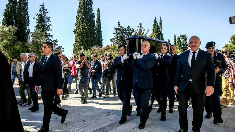 «Αντίο Νιόνιο»: Σε κλίμα συγκίνησης, με δάκρυα και τραγούδια, ο τελευταίος αποχαιρετισμός στο Διονύση Σαββόπουλο