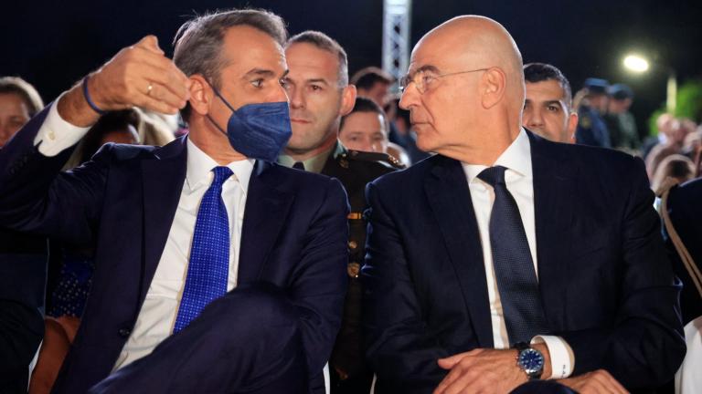 ΥΠΕΘΑ: Δίπλα-δίπλα Μητσοτάκης και Δένδιας στην τελετή αποκαλυπτηρίων της νέας πρόσοψης του Πενταγώνου