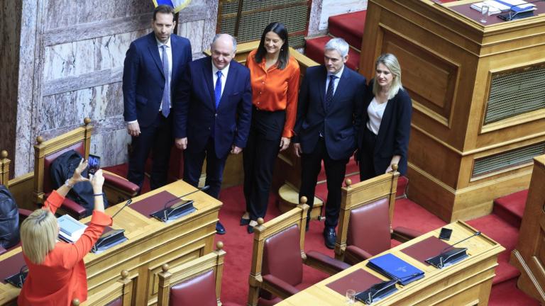 Η πολιτική ηγεσία του υπουργείου Εργασίας μετά την υπερψήφιση του σχεδίου νόμου «Δίκαιη Εργασία για Όλους. Απλοποίηση της Νομοθεσίας - Στήριξη στον Εργαζόμενο - Προστασία στην Πράξη - Συνταξιοδοτικές ρυθμίσεις»